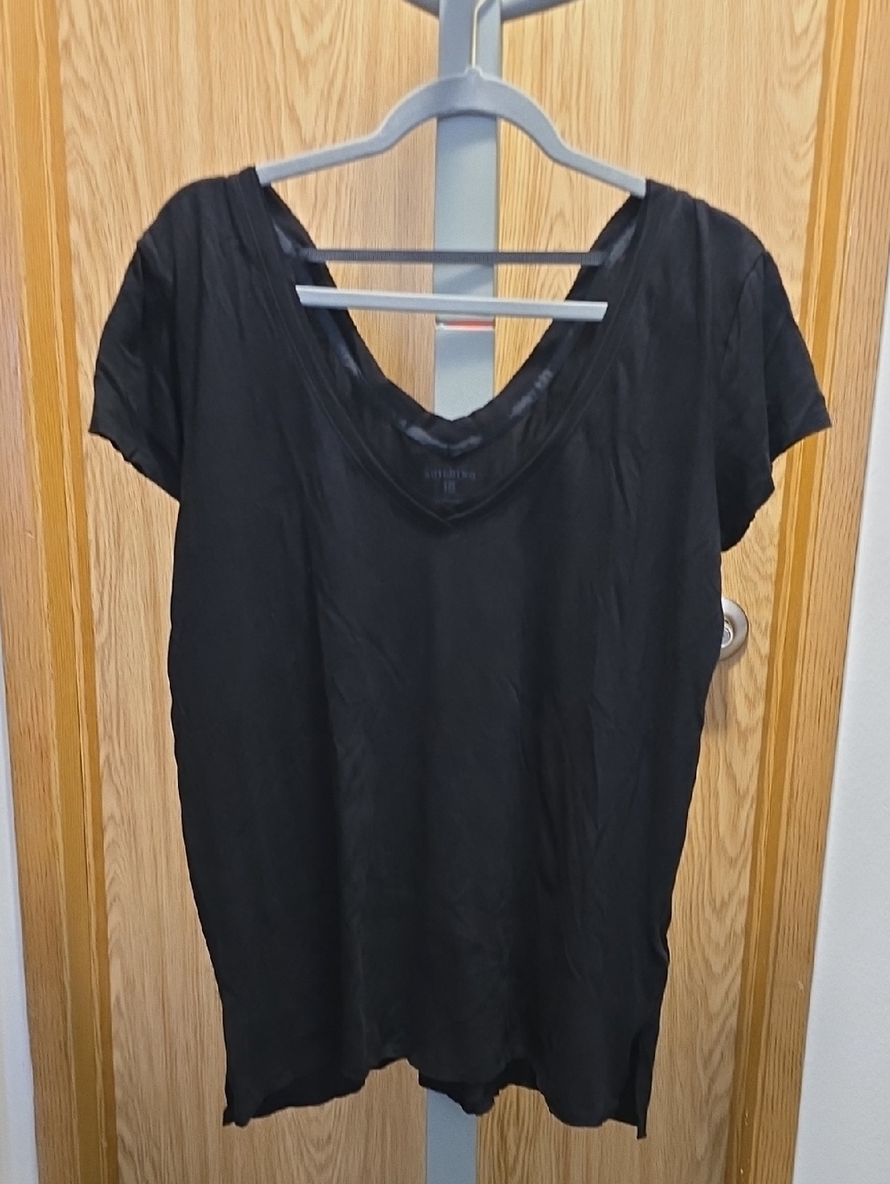 NWT Women's Black V-Neck Short Sleeve Tee - Size Large